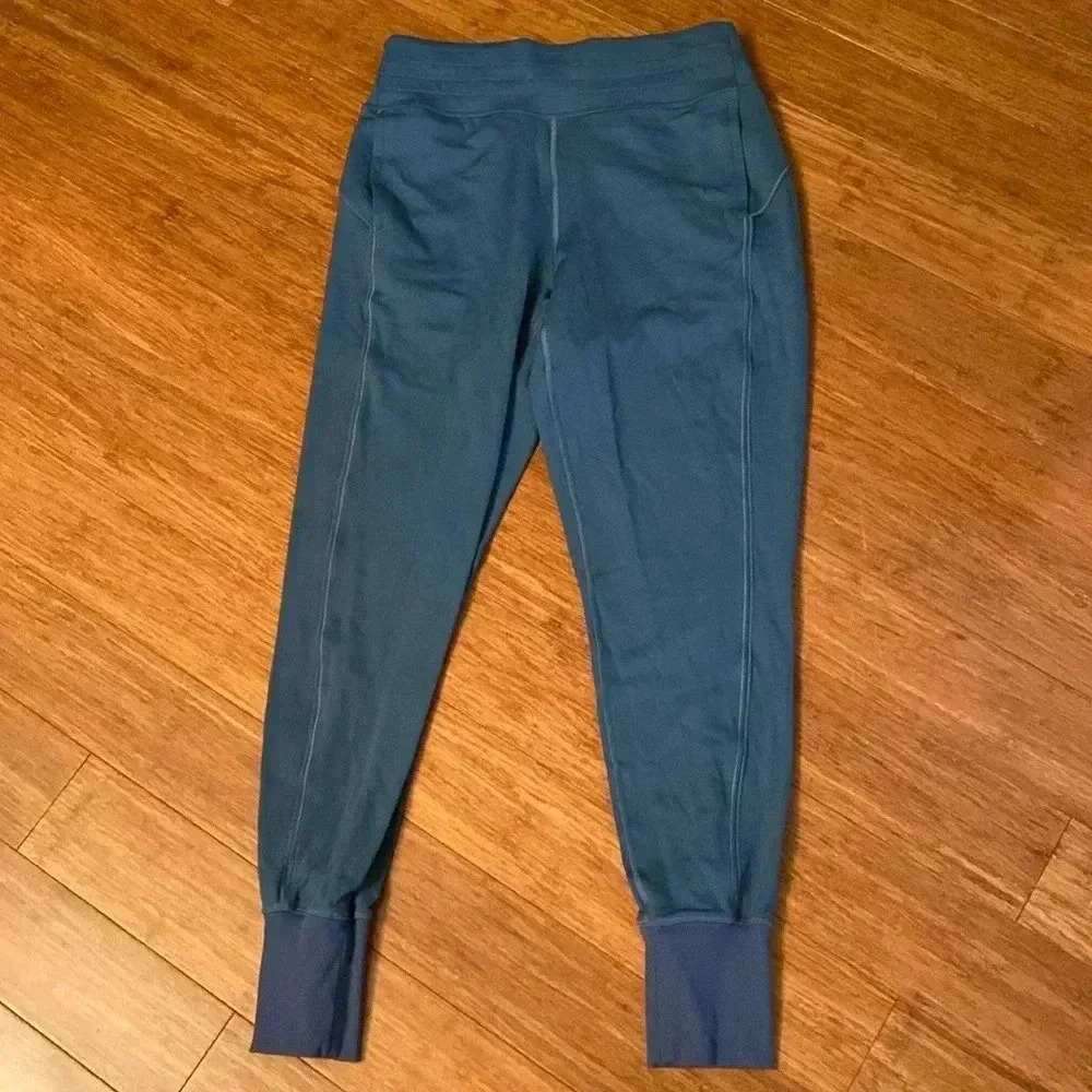 Lululemon women’s joggers - blue - size 6 - great condition- rear zip pocket
